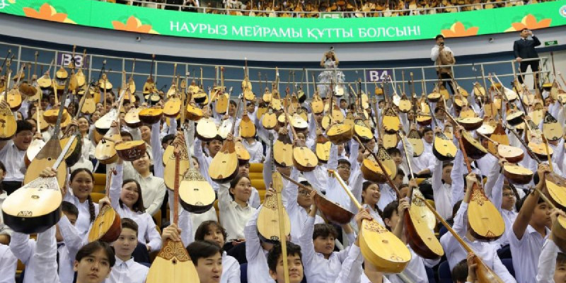 Алматыда 11 500 домбырашы Қазақстан рекордын орнатты