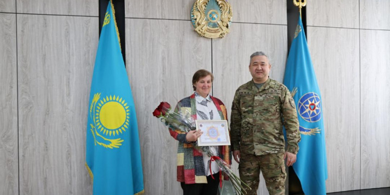 Боранда 4 шақырым жаяу жүріп, жүргізушілерге көмектескен мұғалім марапатталды