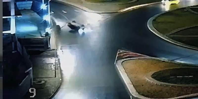 Ақтауда жолда автокөлік аударылып қалды (ВИДЕО)