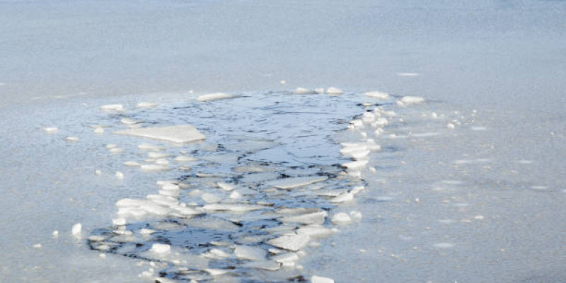 Рудныйда мұз астына түсіп кеткен екі балықшы құтқарылды