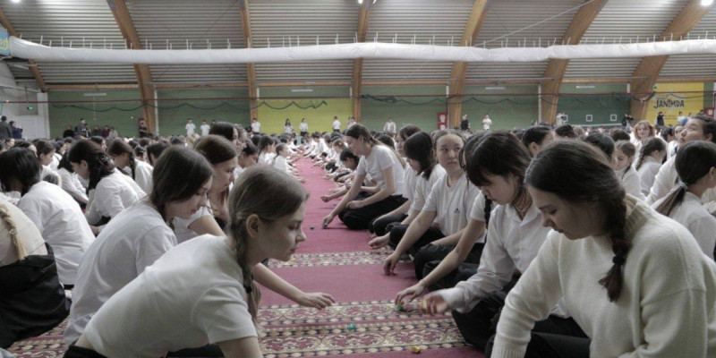 Көкшетауда 1 500 оқушы бір мезетте «Бес асық» ойнады