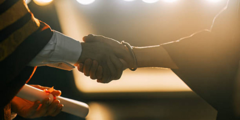 «Диплом алып беремін»: Абай облысында алаяқтықпен айналысқан әйел ұсталды