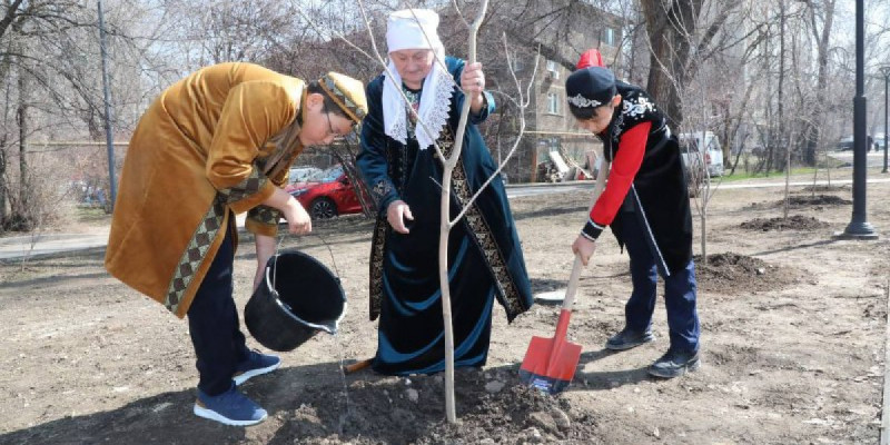 Алматыда Жаңару күнінде 400-ден астам ағаш егілді