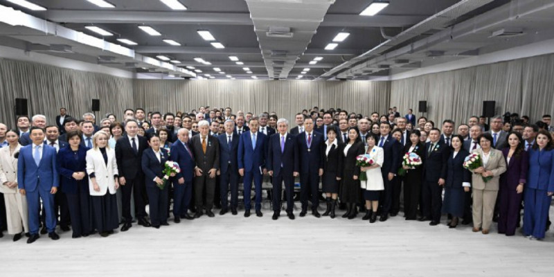 Президент елдің әлеуметтік-экономикалық дамуына үлес қосқан бір топ азаматты марапаттады