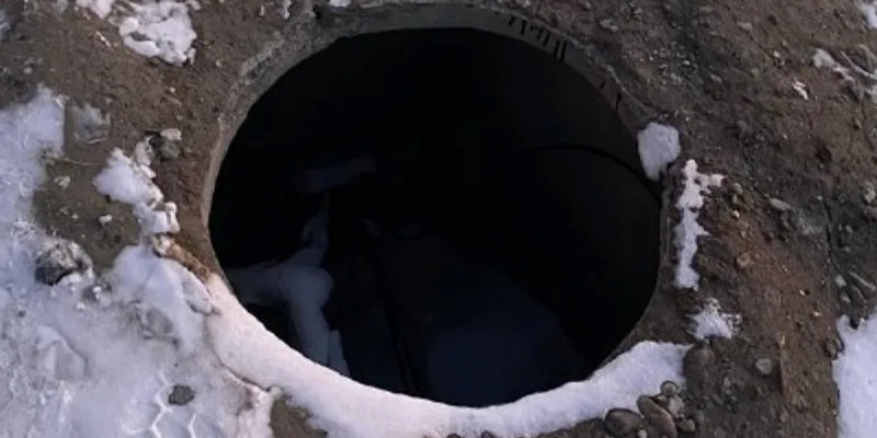 Теміртауда ер адам 2 метрлік құдыққа құлап кеткен