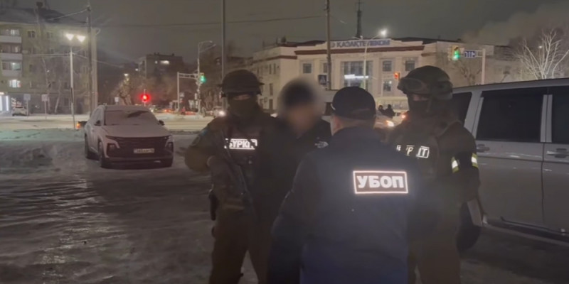 ШҚО-да 17 жастағы студент қатарластарын бопсалап келген (ВИДЕО)