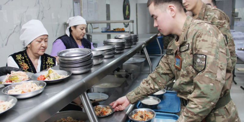 Наурызнама: Ұлттық ұланда 10 тоннаға жуық наурызкөже дайындалды (ВИДЕО)
