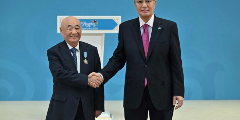 Мемлекет басшысы ел дамуына үлес қосқан азаматтарға мемлекеттік наградалар табыстады