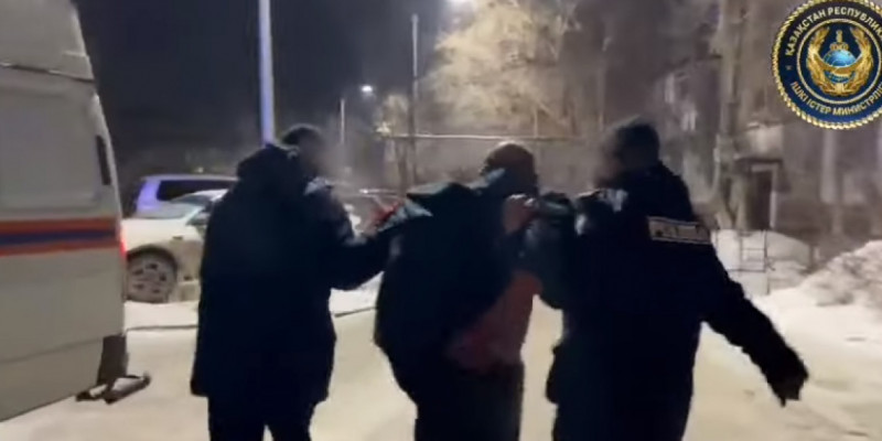 Шахтинскте пәтерге өрт қойған күдікті ұсталды: Полиция видео жариялады