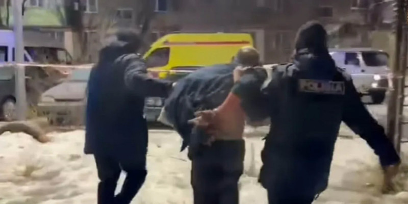 Шахтинскте пәтерге өрт қойды деген күдіктіні ұстаған сәттен видео жарияланды