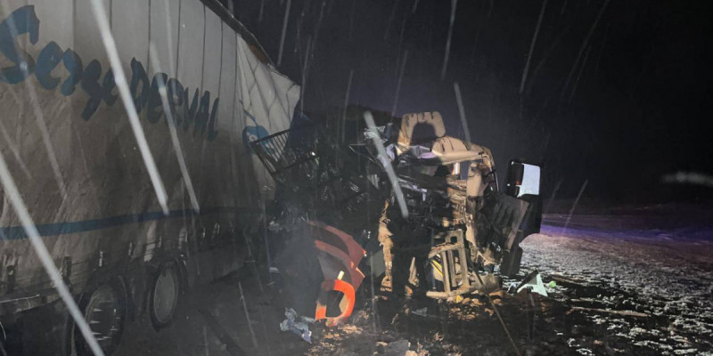 Ақмола облысында жүк көлігі мен жол жөндейтін техника соқтығысты