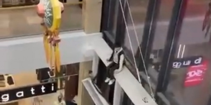 Атырауда 14 жастағы жасөспірім сауда орталығында биіктен секірген (ВИДЕО)