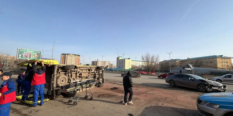 Ішінде жүкті келіншек болған: Ақтөбеде жедел жәрдем көлігі аударылып кетті