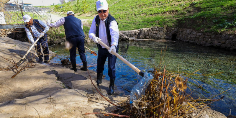 Олжас Бектенов Түркістан облысында «Мөлдір бұлақ» акциясына қатысты