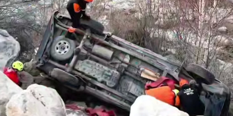 Алматыда жеңіл көлік өзенге түсіп кетті