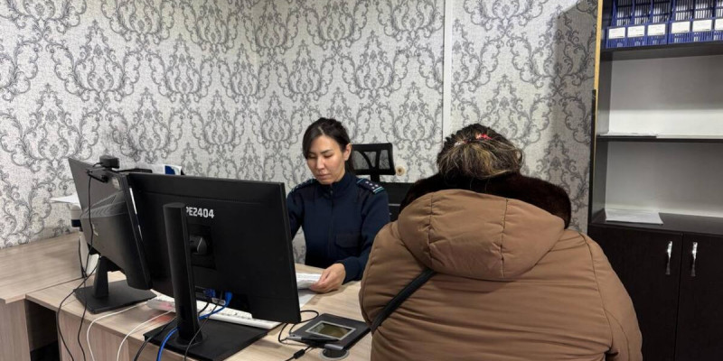 «Балаңды грантқа түсіремін»: Қарағандыда алаяқ тұрғындардан 15 млн теңге алған