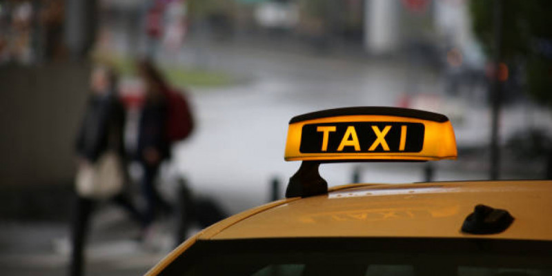 Атырауда такси жүргізушісі жолаушыны пышақтап кетті