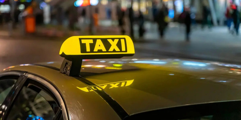 Атырау вокзалында такси жүргізушісі жолаушыға пышақ сұққан