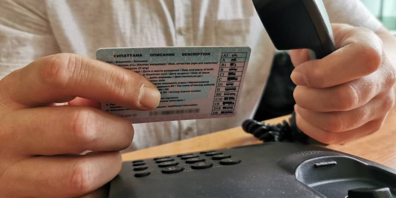 «785 теңгеге жүргізуші куәлігін алып беремін»: Семейде алаяқ ұсталды