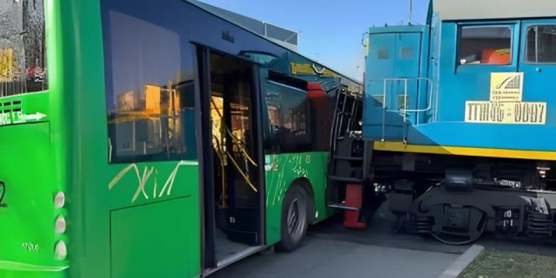 Алматы облысында пойыз бен автобус соқтығысып қалды