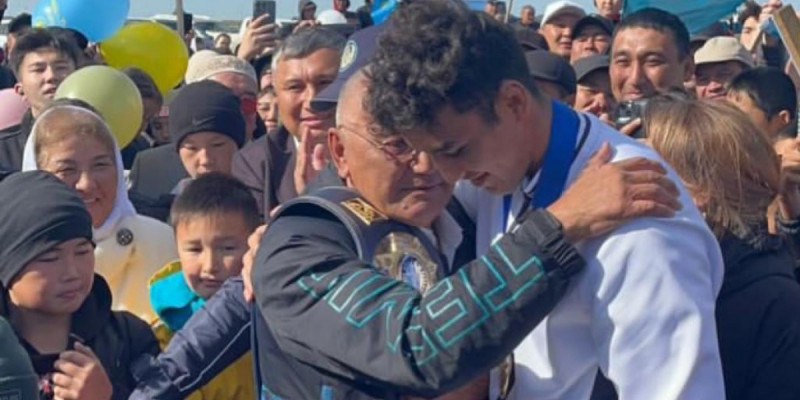 «Қанатымнан айырылдым»: Ризабек Айтмұқан отбасында қайғылы жағдай болғанын айтты