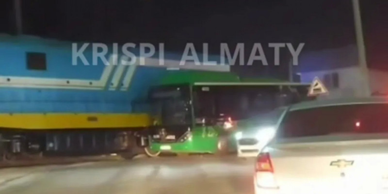 Алматы маңында автобус пен пойыз соқтығысты