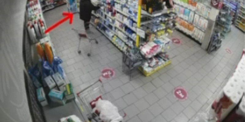 Өскемен тұрғыны дүкеннен 80 қорап шоколад ұрлап кеткен (ВИДЕО)