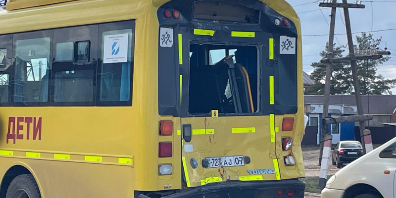 БҚО-да оқушылар мінген автобус жол апатына түсті