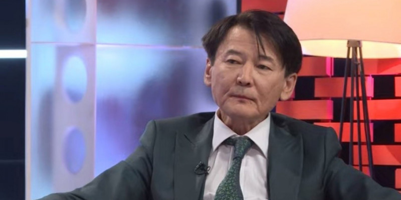 “Тұрсынбекті танығалы бері….”: Қыдырәлі Болманов Мөлдірдің туған күнінде өнер көрсетті (ВИДЕО)