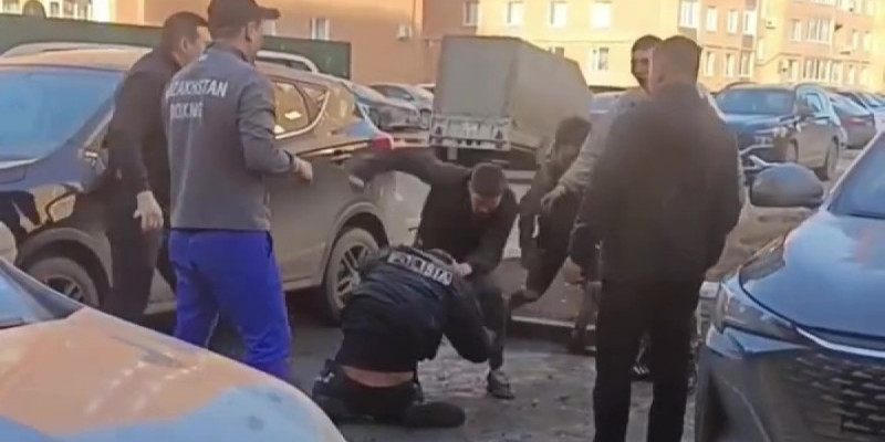 Қостанайда полиция қызметкері соққыға жығылды (ВИДЕО)