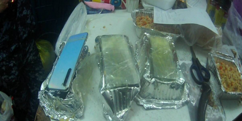 Палауға салған: Батыс Қазақстанда абақтыға телефон алып кірмек болған адам ұсталды