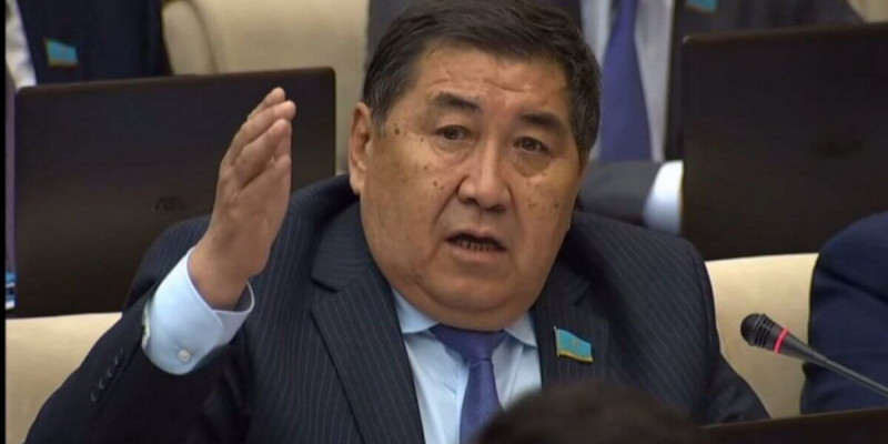 "Харамы жоқ елге неге көшіп кетпеске?! Алды-артыңа бір уыс топырақ!” – депутат теріс ағымдағыларға сұрақ қойды