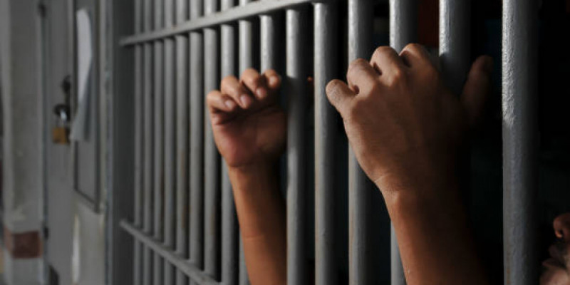 Үйіне барып, есігін сындырған: Астанада тағы бір сталкер сотталды