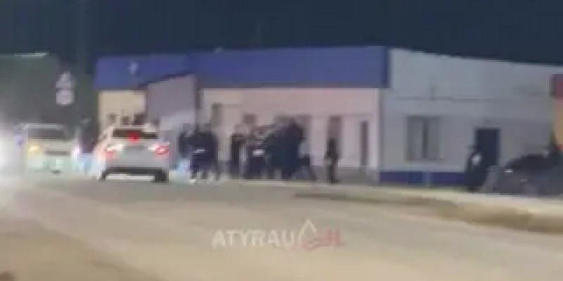 Атырау облысында бір топ жігіт полиция қызметкерлеріне шабуыл жасады (ВИДЕО)