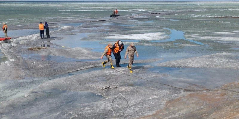 Павлодар облысында балықшылар мінген қайық мұз арасына қысылып қалған
