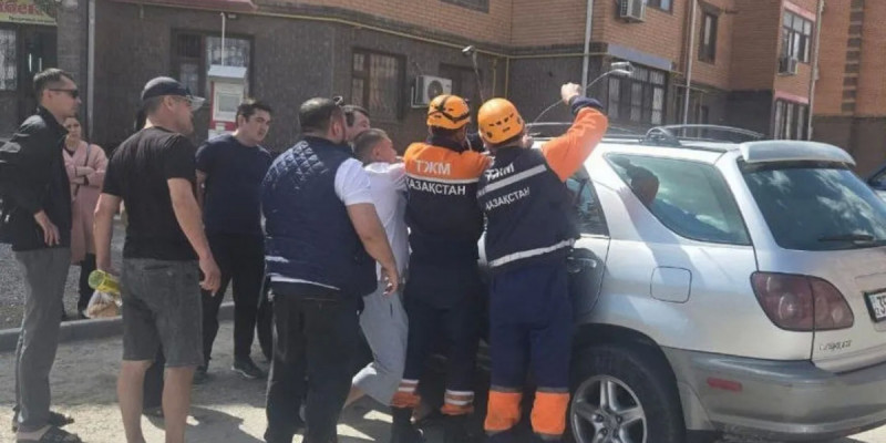 Қызылордада құтқарушылар 3 жасар баланы есігі құлыпталып қалған автокөліктен алып шықты