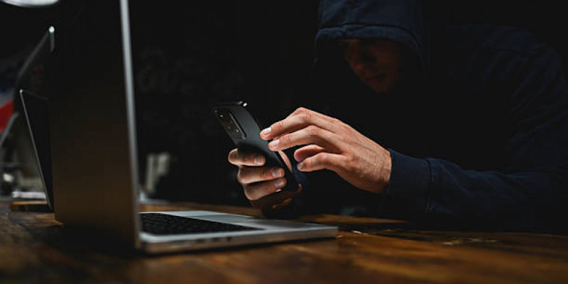 Алаяқ ұлттық байланыс операторының атын жамылып 20 млн теңге иемденген