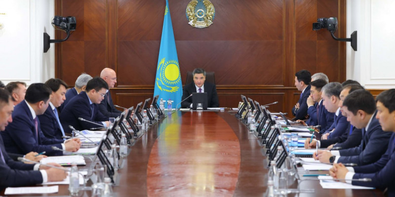 Олжас Бектенов Экономиканы монополиясыздандыру жөніндегі комиссияның отырысын өткізді