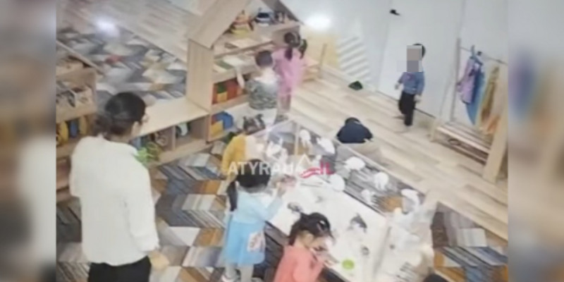 Атыраудағы балабақшада ағаш сөре балалардың үстіне құлаған (ВИДЕО)