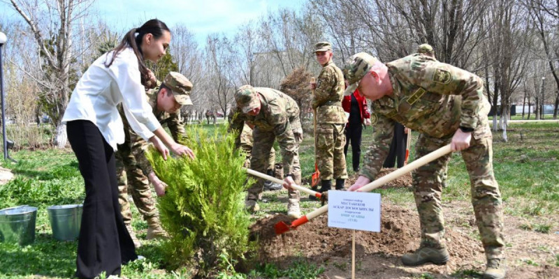 Гвардейск гарнизонында «Таза Қазақстан» акциясы аясында 500 түп ағаш егіледі