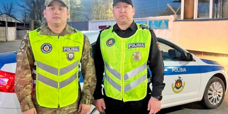 Алматыда әскери полицейлер көлікте қамалып қалған сәбиді құтқарып қалды