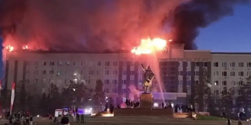 Ақтөбедегі облыстық әкімдік ғимаратынан өрт шықты (ВИДЕО)