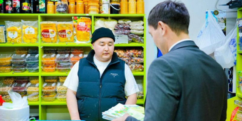 Таза Қазақстан: Елордалық кәсіпкерлерге тазалықты сақтау жөнінде чек-парақтар таратылды