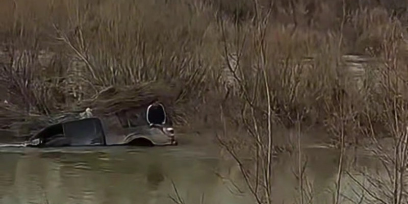Есіл өзенінде жүргізушіні көлігімен бірге ағыс алып кеткен