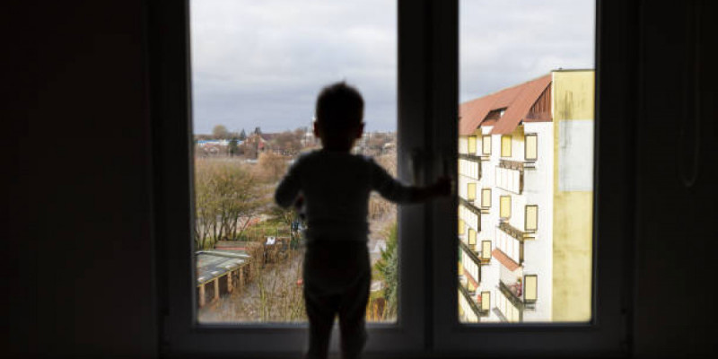 Алматыда 3-қабаттағы терезеден құлап кеткен бүлдіршін аман қалды