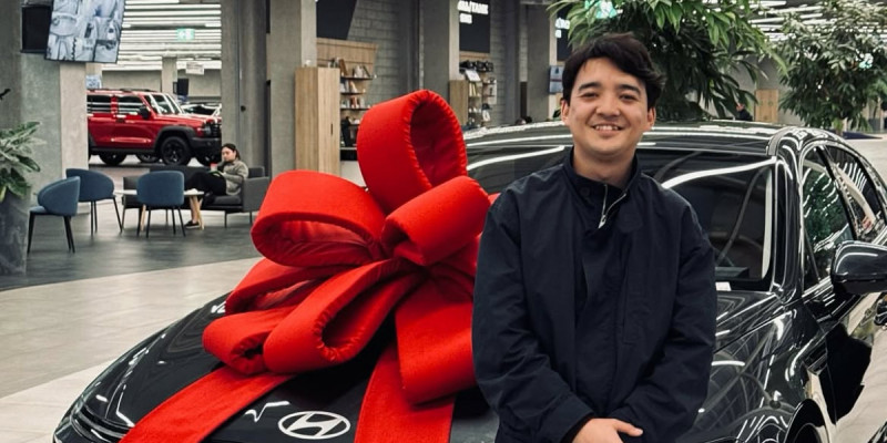 Мейрамбек Беспаев Еркеш Хасенге көлік сыйлады (ВИДЕО)