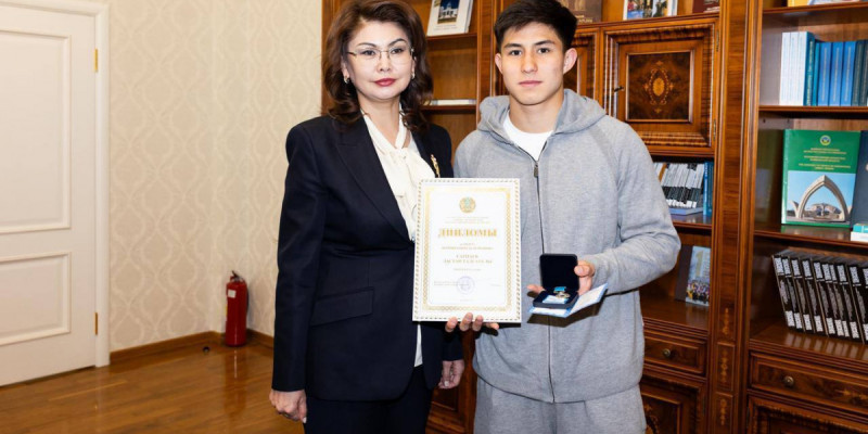 Аида Балаева "Қайрат" клубының жас ойыншысы Дастан Сәтпаевты марапаттады