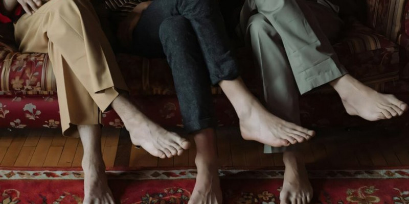 Аяқ айқастырып отыру зиян ба? – ғалымдар жауап берді