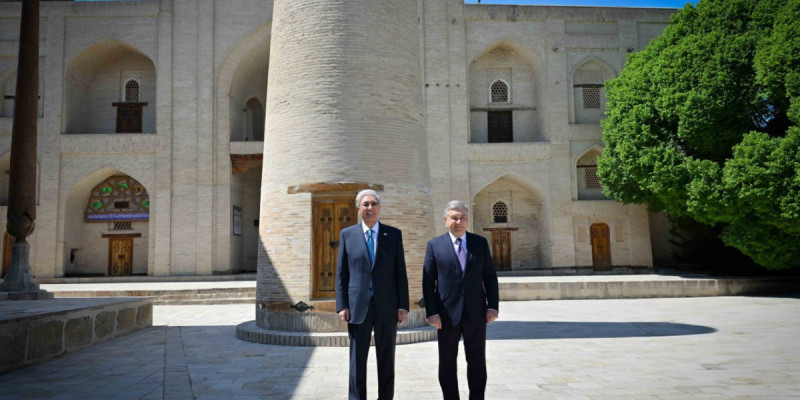 Қасым-Жомарт Тоқаев пен Шавкат Мирзиёев Бахауддин Нақышбанди мемориалдық кешеніне барды