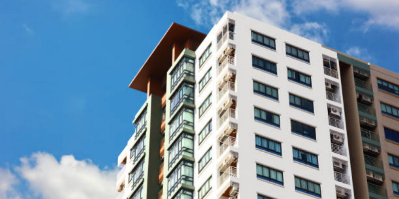 Қарағандыда көпқабатты үйдің төбесіне шыққан жасөспірім елді дүрліктірді